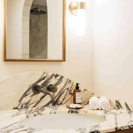 Clemonte - Your Reception-less Boutique Hideaway מלון